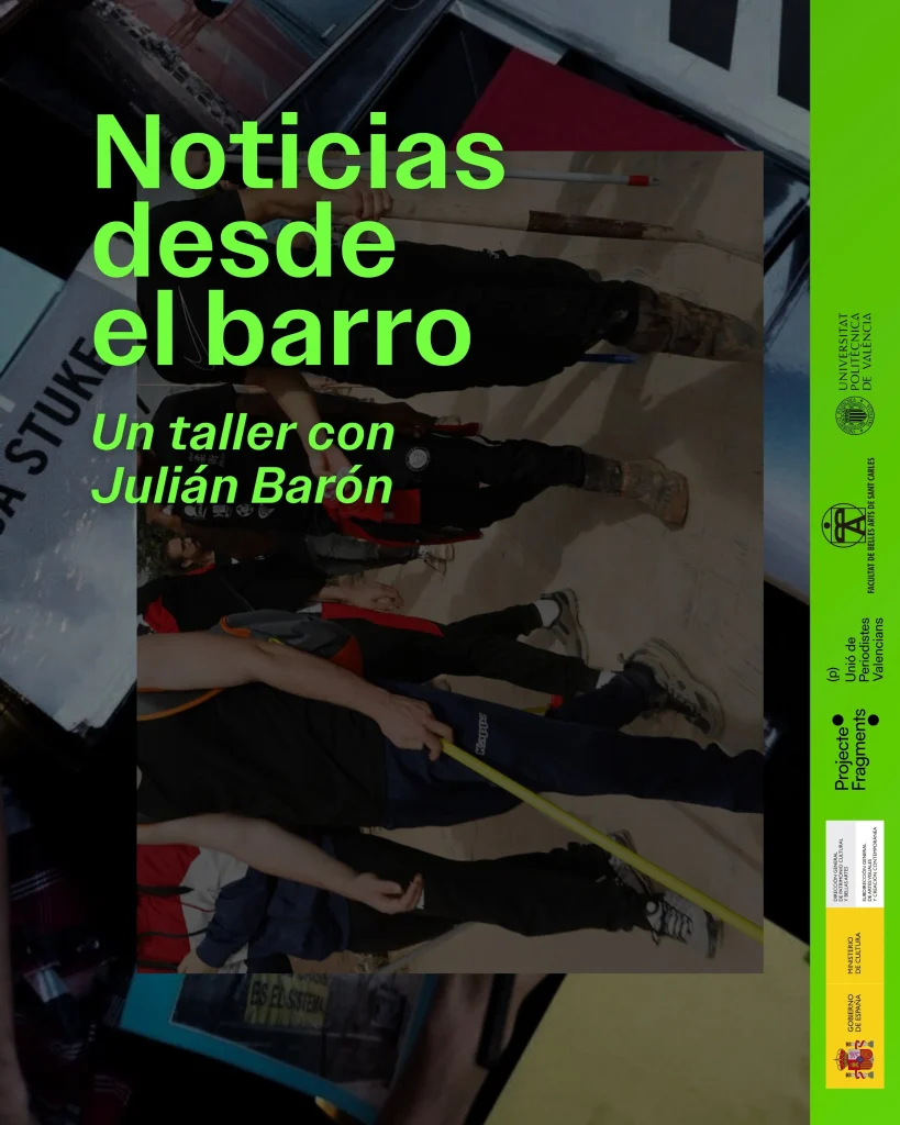 Cartel del taller 'Noticias desde el barro' con Julián Barón, organizado por Projecte Fragments. De fondo, un grupo de personas limpiando barro con palas y escobas.
